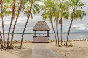 Beach - Luxury Waterfront 3bd Villa w. Pool + Dock (Placencia)