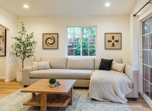 Smart TV, fireplace, foosball, books - Mountain Views/Hot Tub/Arcade Games/ Luxury Home! (San Diego)