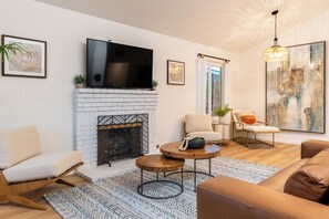 Smart TV, fireplace, table football, books - Mountain Views/Hot Tub/Arcade Games/ Luxury Home! (San Diego)