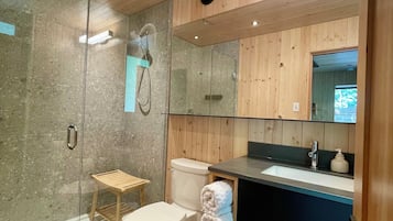 Doccia, asciugacapelli, asciugamani, sapone