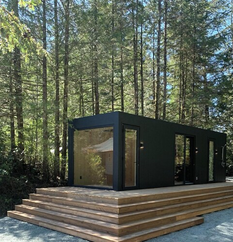 Cozy new cabin in Tofino, blend of luxury and nature. Close to beaches and town