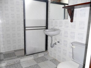 A bathroom with a shower, sink, and toilet. - Las acacias Tolu (Tolú)