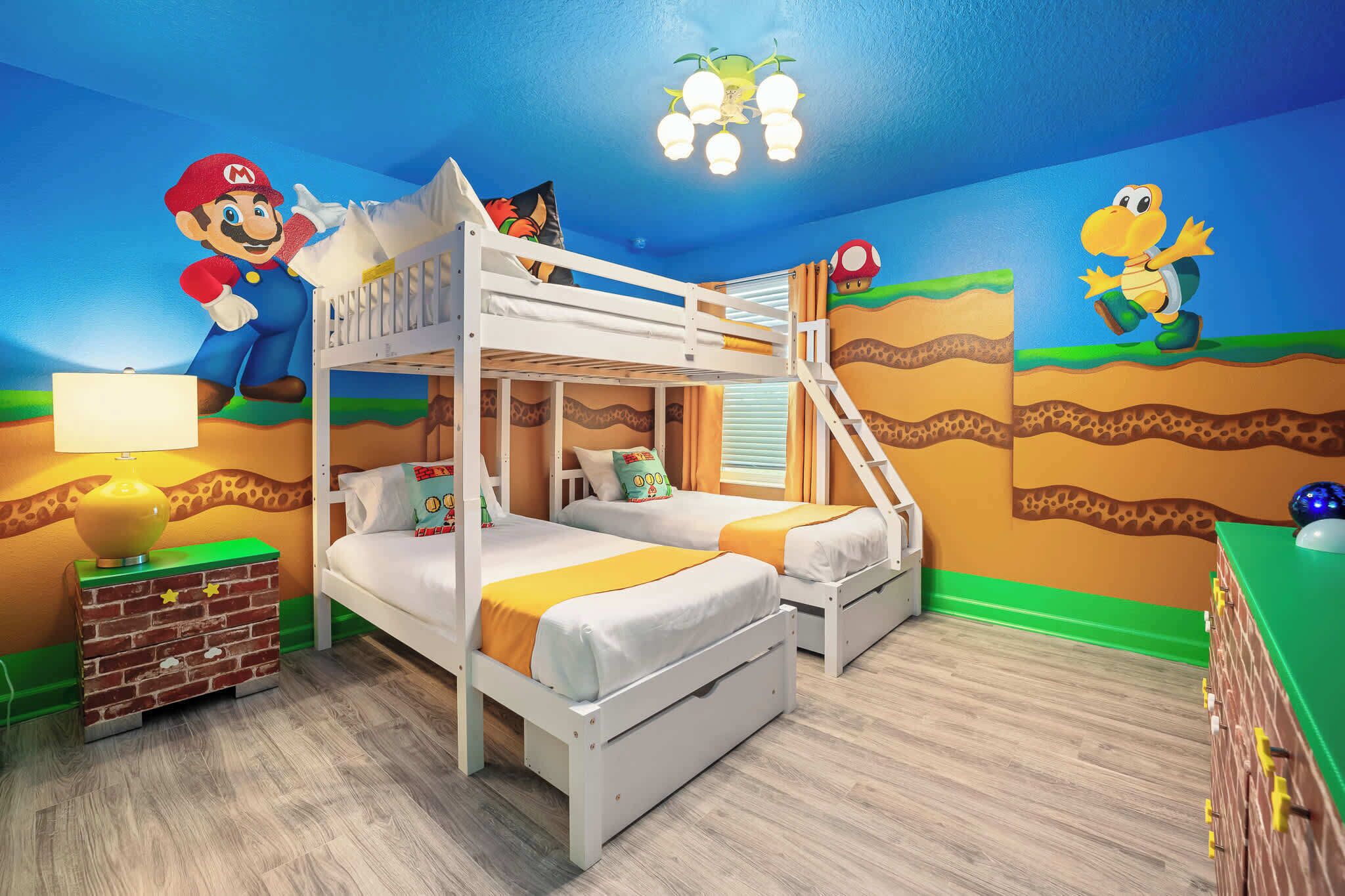 8 soverom, skrivebord, strykejern/-brett og reiseseng for barn