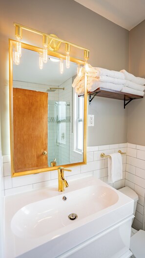 Hair dryer, towels, soap, shampoo - 8BR/3.5BA Home by Tropicana & Boardwalk (Atlantic City)