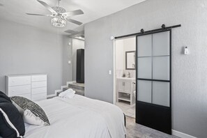 4 chambres, bureau, fer et planche à repasser, lit de bébé portatif