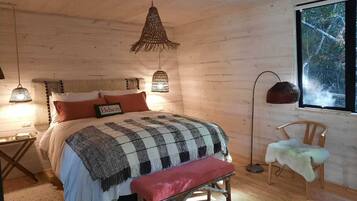 3 bedrooms, desk, WiFi, bed sheets