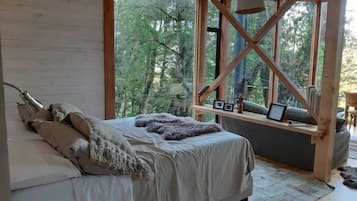 3 bedrooms, desk, WiFi, bed sheets