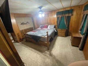 3 bedrooms, desk, free WiFi, bed sheets - Quiet cabin in the woods w/ access to pools, river, & lakes in gated community!! (Kansas)
