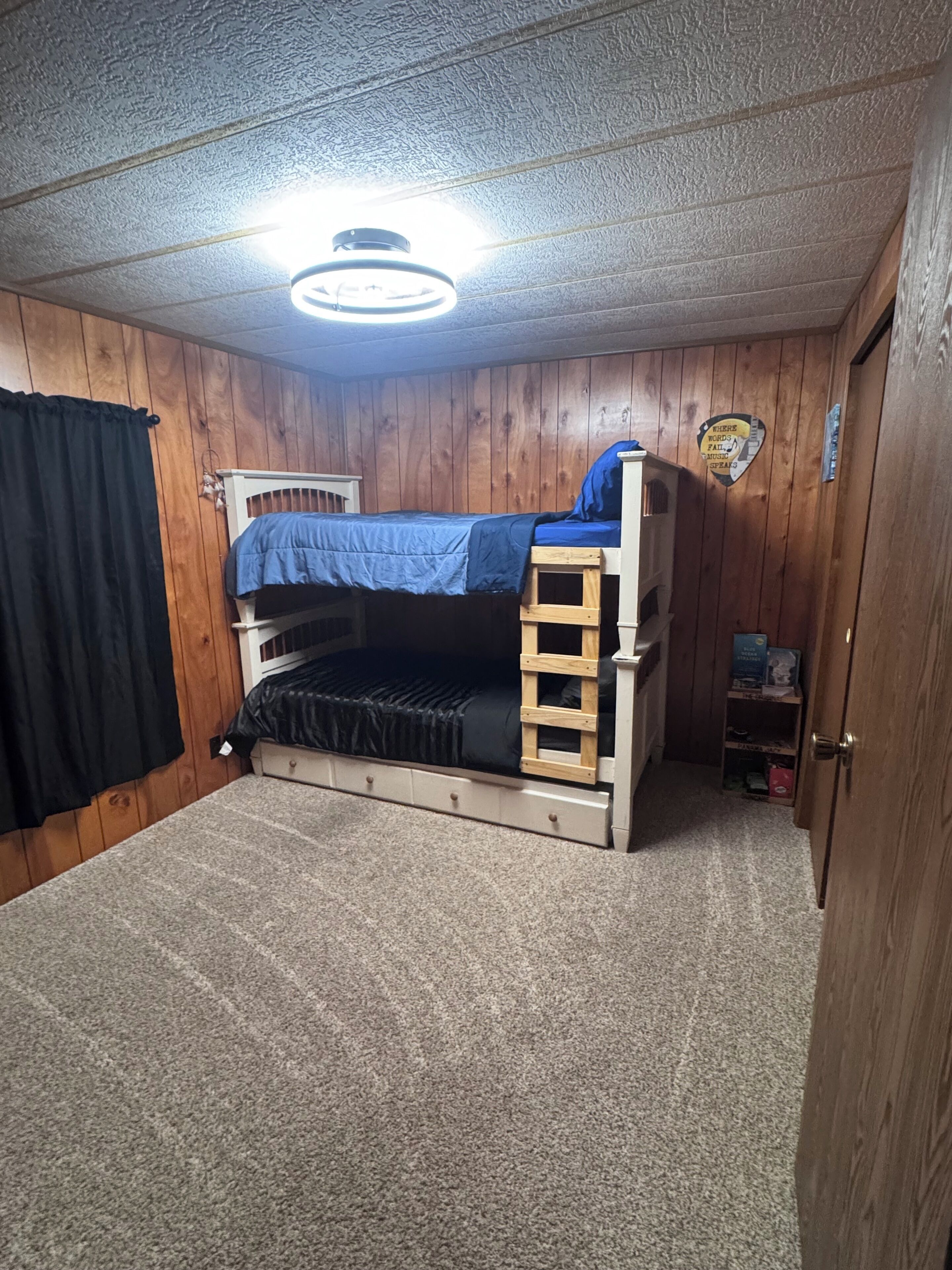 3 bedrooms, desk, WiFi (free), bed sheets