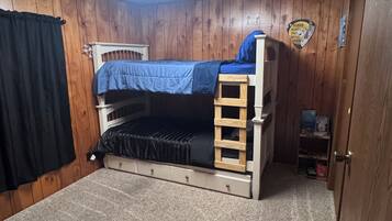 3 bedrooms, desk, WiFi (free), bed sheets