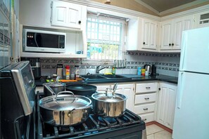 Een koelkast, een microgolfoven, een kookplaat