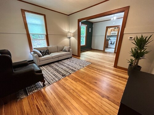 Beautifully Renovated House near Downtown