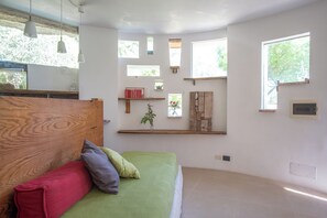 1 slaapkamer, een strijkplank/strijkijzer, reisbedje, wifi