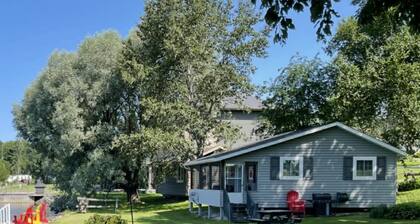 Sunset Lakeside Escape on Beautiful Wilson Lake in Port Loring