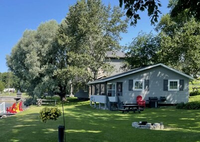 Sunset Lakeside Escape on Beautiful Wilson Lake in Port Loring