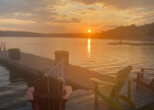 Sunset Lakeside Escape on Beautiful Wilson Lake in Port Loring