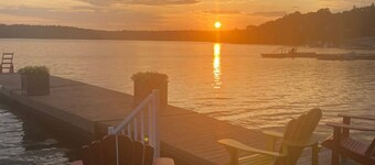 Sunset Lakeside Escape on Beautiful Wilson Lake in Port Loring