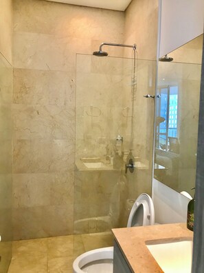 ヘアドライヤー、タオル、石鹸、シャンプー