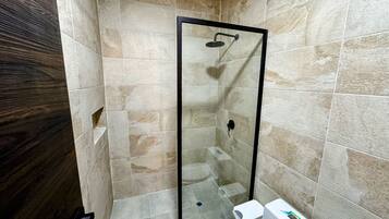 Secador de cabelo, toalhas de banho, sabonete, shampoo