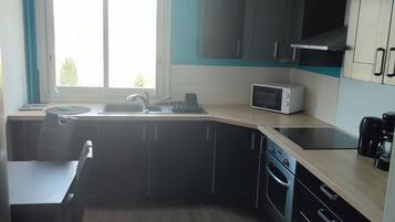 Een koelkast, een microgolfoven, een oven, een kookplaat