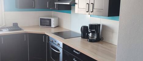 KĂŒhlschrank, Mikrowelle, Ofen, Herdplatte