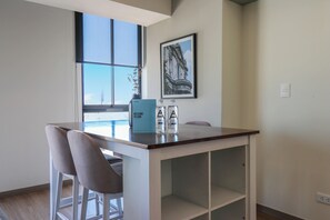 Apartment, 2 Bedrooms (1003) | Dining room