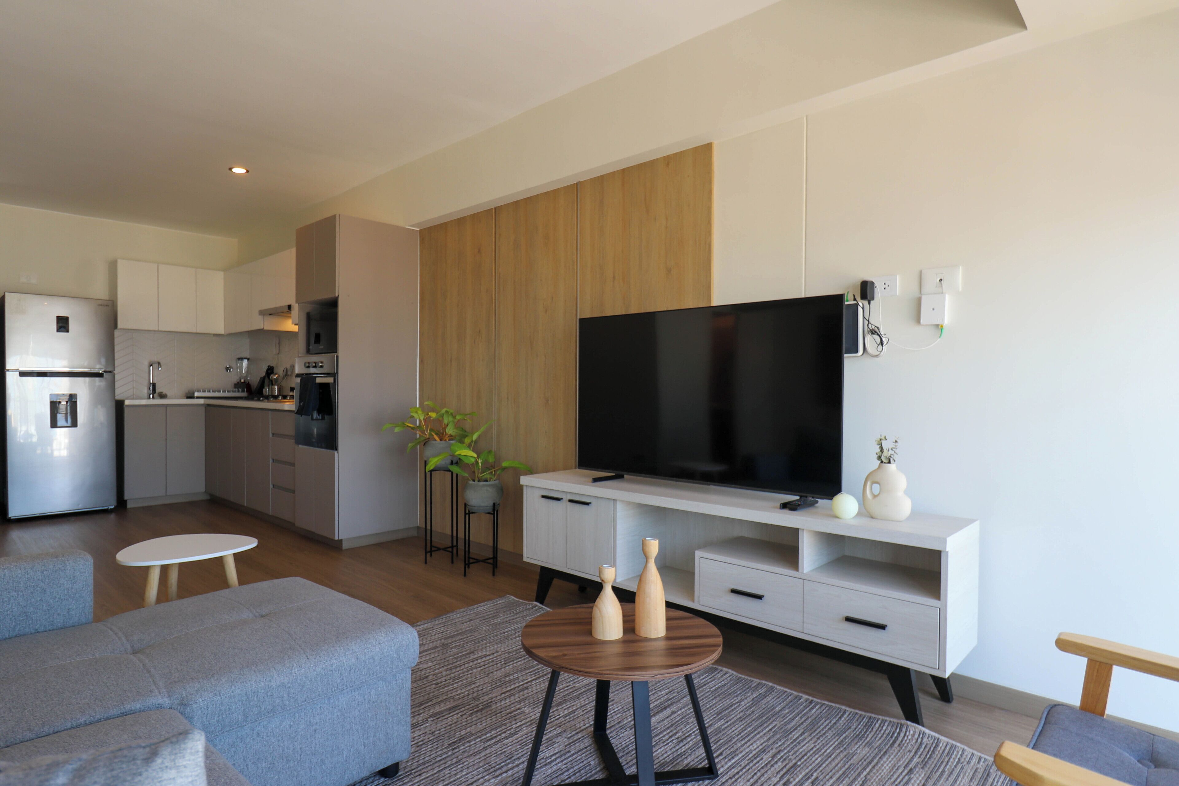Departamento, 2 habitaciones (1003) | Área de sala de estar | Smart TV de 40 pulgadas con canales por cable 