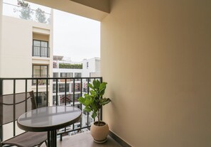 Apartment, 2 Bedrooms (1005) | Living area | 40-inch Smart TV with cable channels