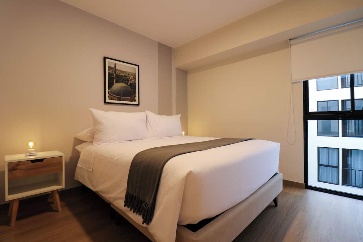 2 slaapkamers, een strijkplank/strijkijzer, gratis wifi, beddengoed