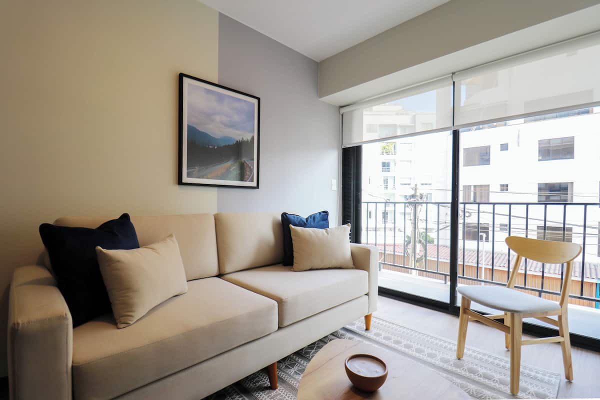 Appartement (304) | Woonruimte | Een 40-inch smart-tv met kabelzenders