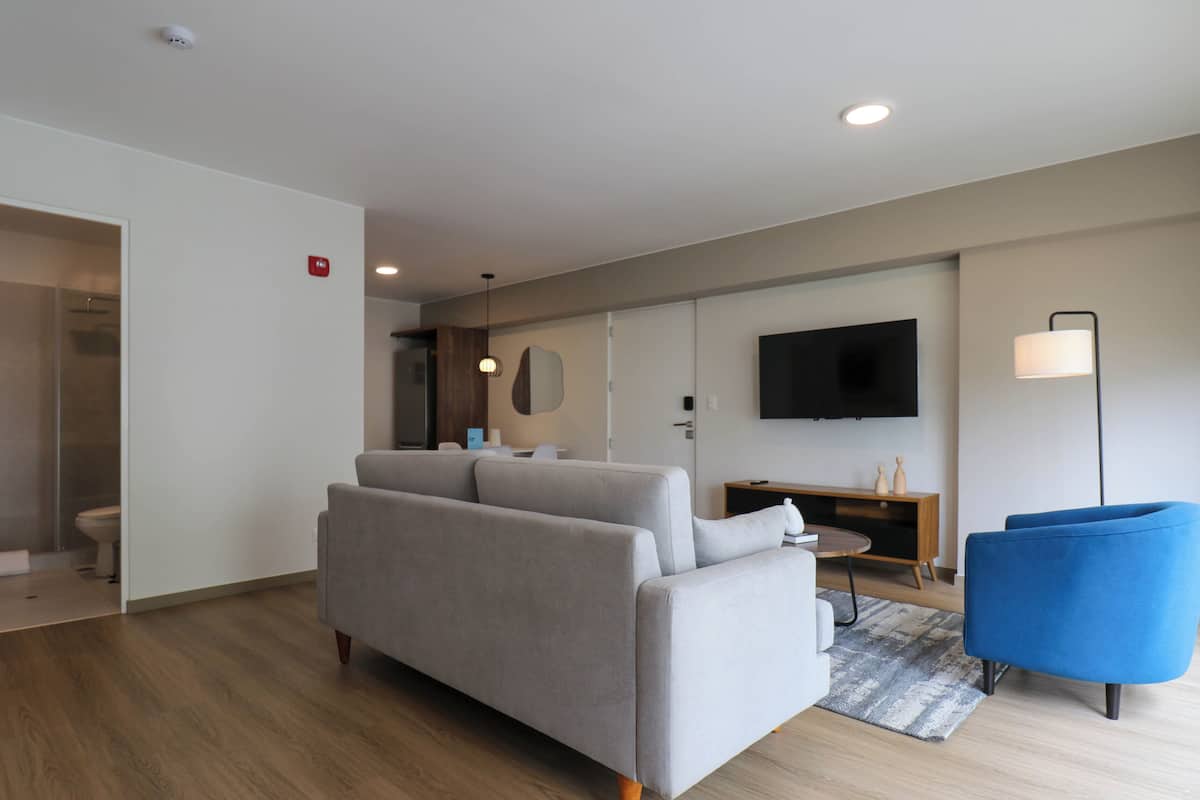 Apartamento (605) | Área de estar | Smart TV 40 polegadas com canais a cabo