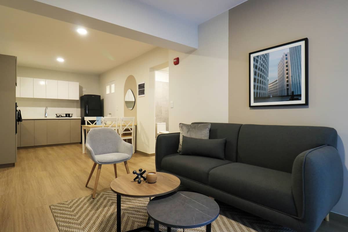 Appartement, 2 slaapkamers (306) | Woonruimte | Een 40-inch smart-tv met kabelzenders