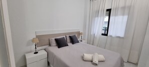 1 slaapkamer, een strijkplank/strijkijzer, wifi, beddengoed