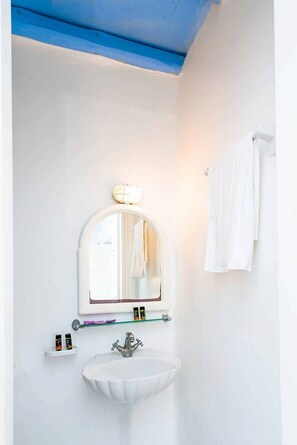 Douche, sèche-cheveux, serviettes fournies