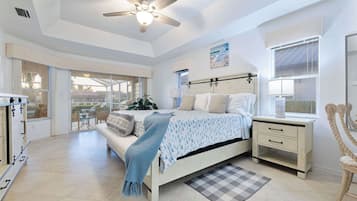 3 habitaciones, escritorio y tabla de planchar con plancha