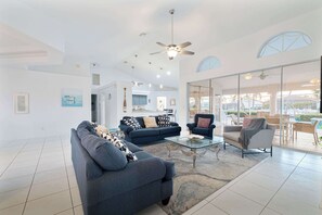 TV, bøker og kontorer