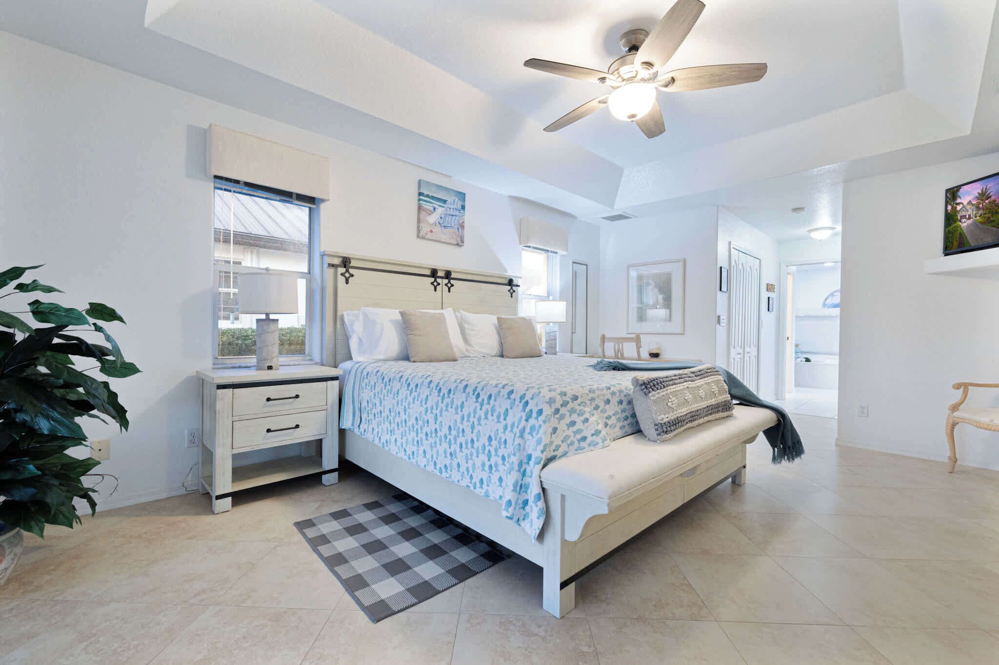 3 dormitorios, escritorio, tabla de planchar con plancha y cuna de viaje