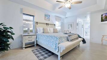 3 quartos, escrivaninha, ferros/tábuas de passar roupa, berço de viagem