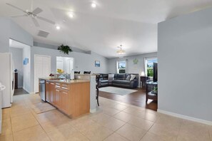 テレビ、書庫、書斎 / ワークスペース