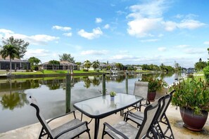 屋外ダイニングエリア