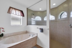 Douche, sĂšche-cheveux, serviettes fournies, savon