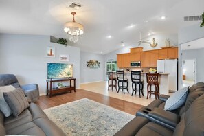 TV, bøker og kontorer