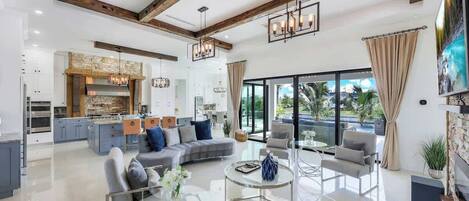 Televisión, chimenea, libros, estéreo