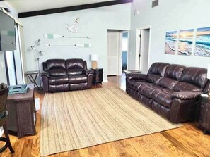 Télévision, baby-foot, livres, espaces bureaux