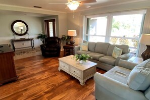 Télévision, baby-foot, livres, espaces bureaux