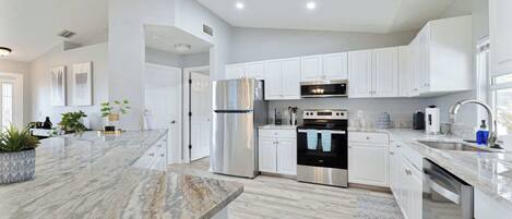 ثلاجة، ميكروويف، فرن، موقد طهي مسطح