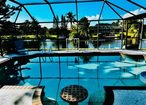 室外游泳池，恒温泳池