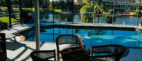 Una piscina al aire libre, una piscina climatizada