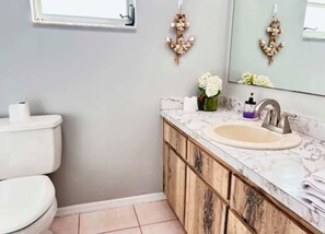 淋浴设施、吹风机、毛巾、肥皂