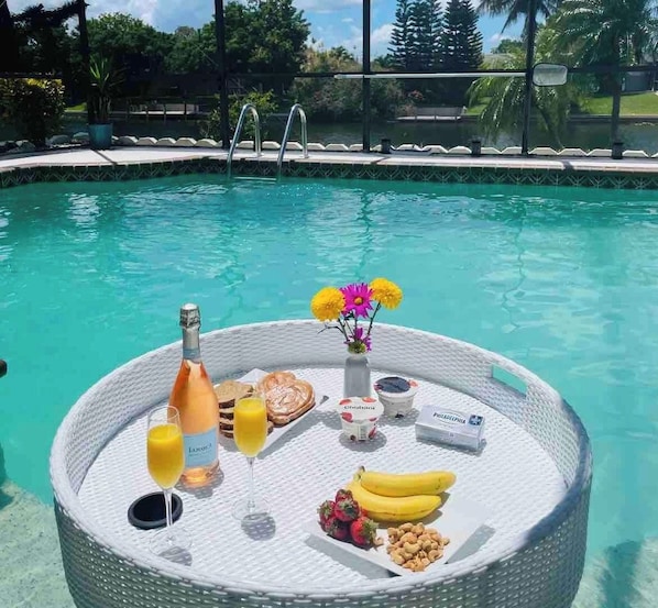 室外游泳池，恒温泳池